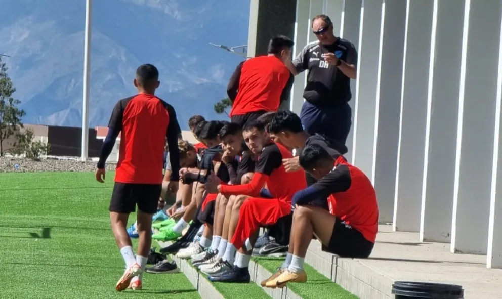 Los jugadores de Bolívar previo a una práctica en Ananta. Foto: Marcelo Avendaño.