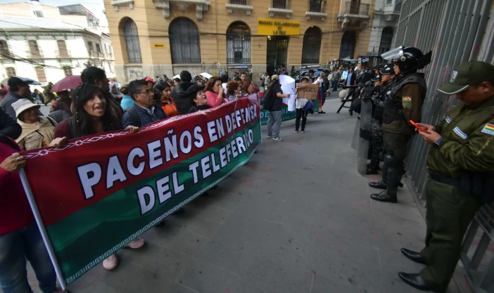 Vecinos del Distrito 16 de la ciudad de La Paz llegaron hasta el ingreso a la Asamblea Legislativa para pedir la aprobación del crédito destinado a la ampliación de la línea Café del Teleférico. Foto: APG