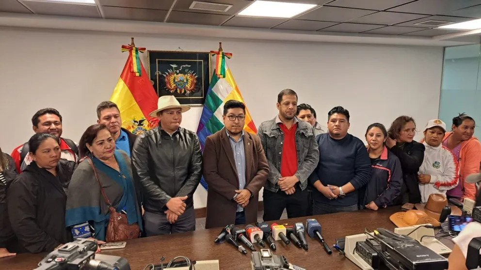 El presidente de la Comisión, Omar Yujra, reunido con los maestros. Foto: DTV