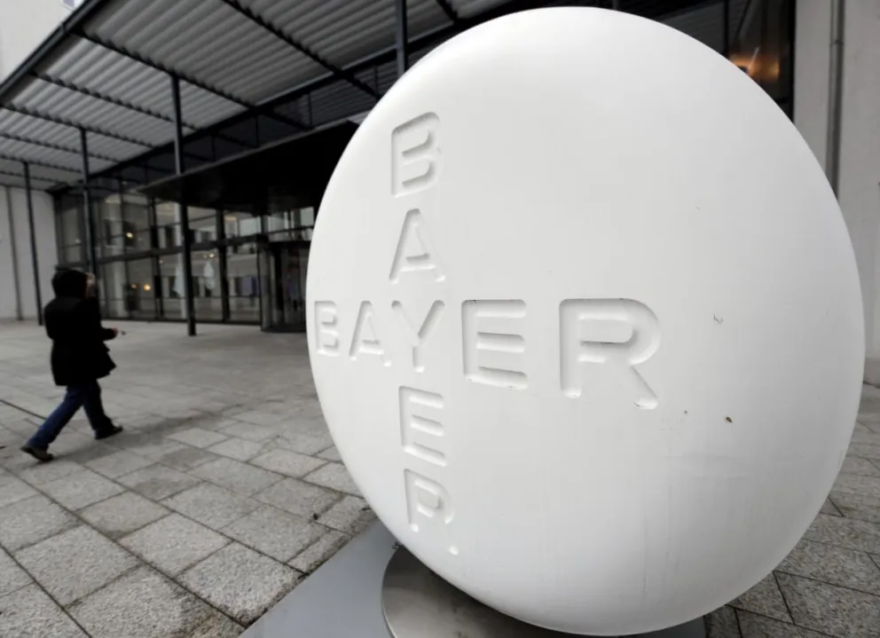 En la imagen de archivo, vista exterior de la entrada de la sede del grupo químico y farmacéutico alemán Bayer en Leverkusen (Alemania). Foto: EFE