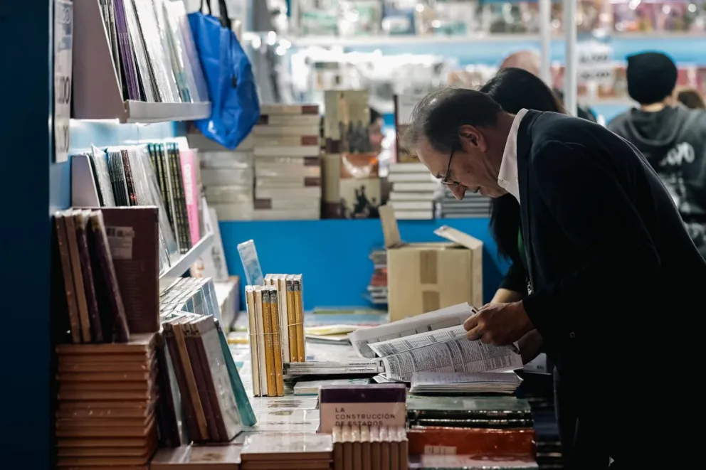 Personas recorren la Feria del Libro este jueves, en Buenos Aires (Argentina).  Foto: EFE