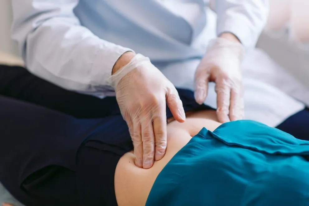 Una foto referencial de un médico que atiende a una paciente. Foto: RRSS