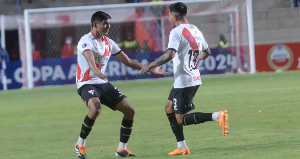 Cuéllar (izq.) celebra su tanto en El Alto. Foto: Andrés Rojas.