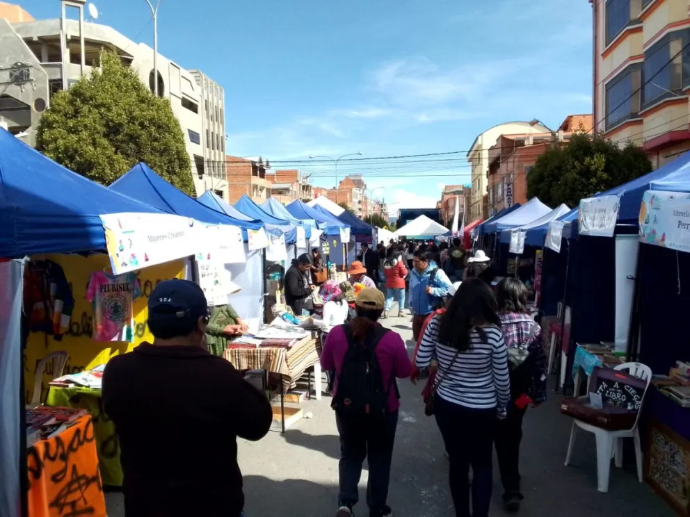Visitantes en la IV feria 