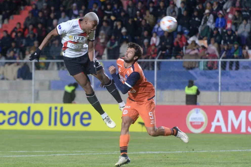 Wesley intenta de cabeza anotar ante el César Vallejo. Foto Andrés Rojas