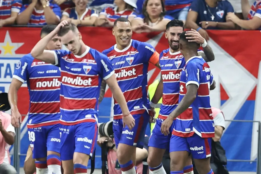 Los jugadores de Fortaleza celebran uno de los goles anotados. Foto EFE