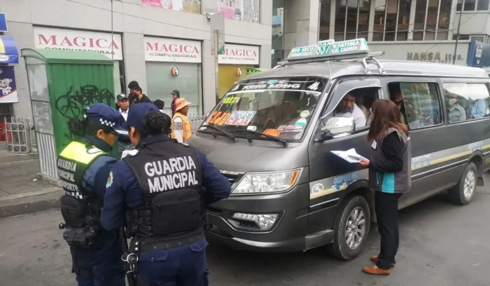 Guardias municipales realizan un control del autotransporte. Foto: AMUN