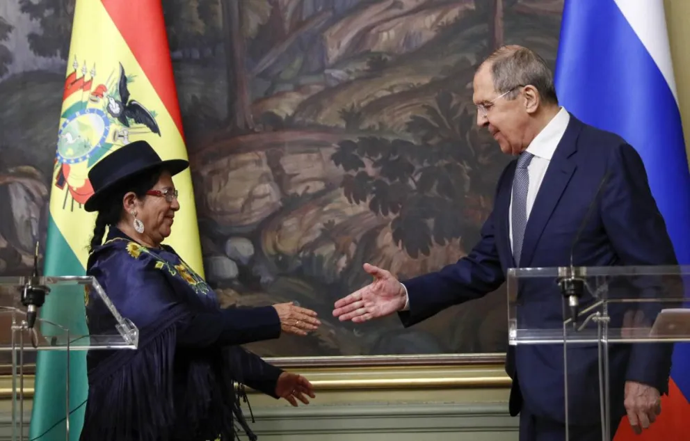 La canciller de Bolivia, Celinda Sosa, y el ministro de Exteriores ruso, Serguéi Lavrov. Foto: EFE