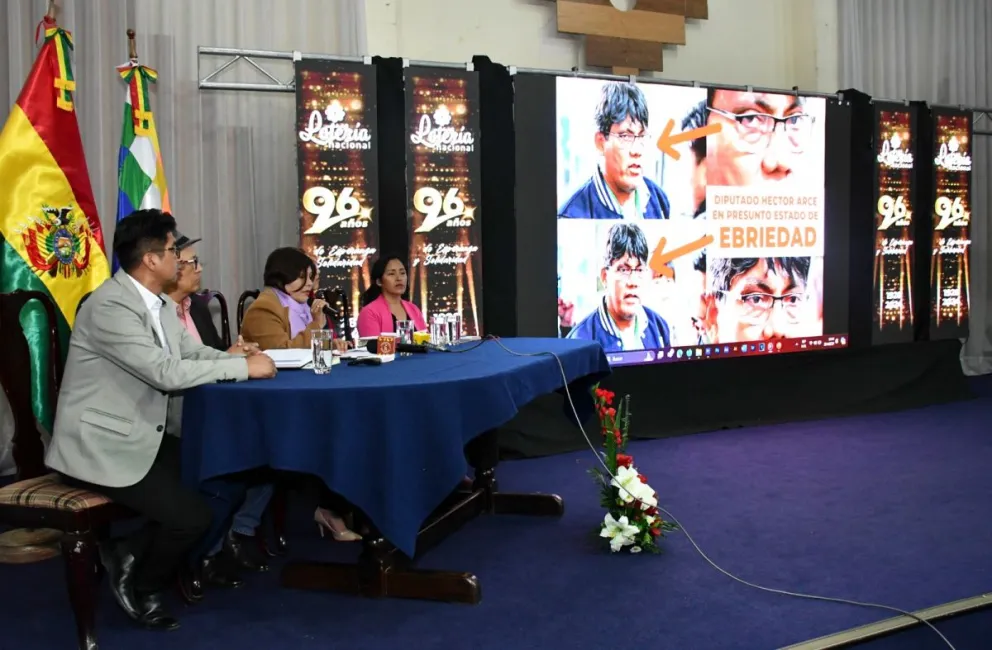  María Nélida Acuña se defiende de las acusaciones del diputado Héctor Arce. Foto: APG