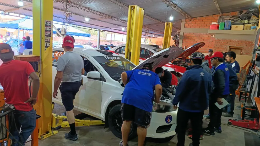 Varios coches pasan por las revisiones previo al inicio de la carrera. Foto: Febad.
