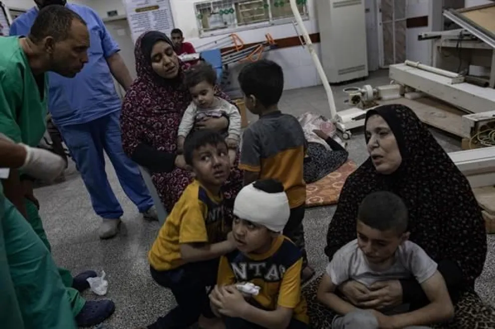 Niños y mujeres esperan recibir tratamiento en el hospital Al-Najjar tras un ataque aéreo israelí que alcanzó su casa en Rafah, sur de Gaza, el 25 de abril de 2024. Foto: EFE