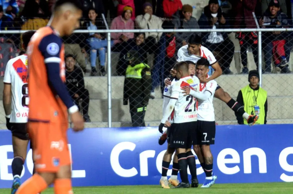 Cuéllar, Vaca y Herrera abrazan a Martínes luego de que anotó el segundo gol. Foto Andrés Rojas