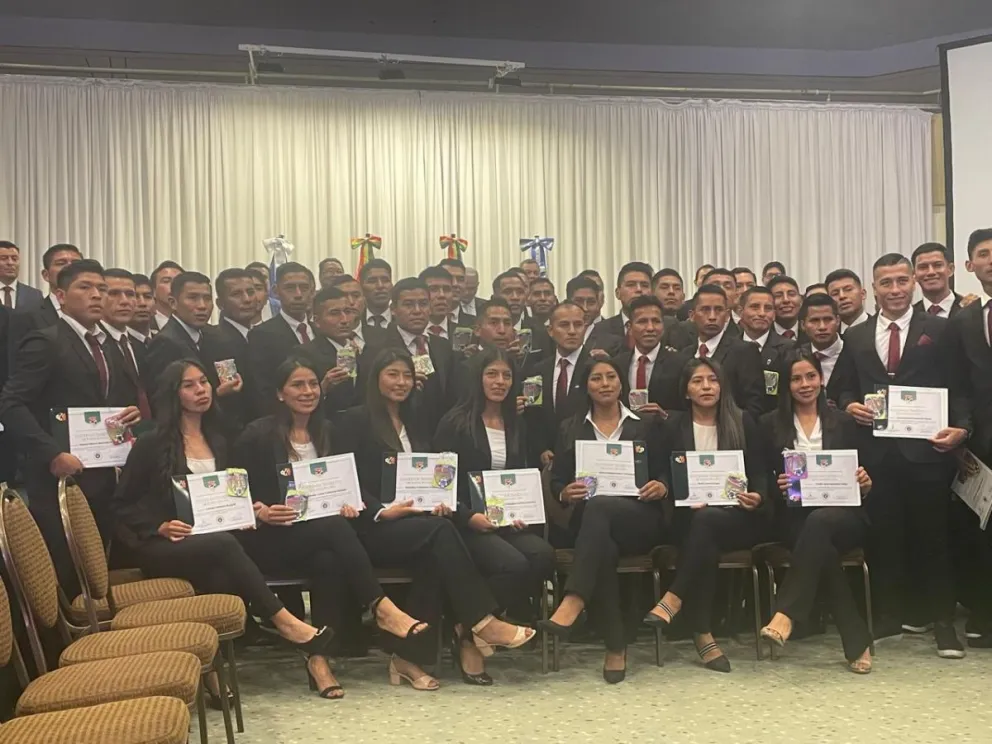 Los árbitros y árbitras con sus respectivos certificados tras aprobar el curso de capacitación. Foto Sports 360