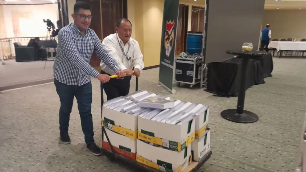 Así metieron los funcionarios de la federación los informes económicos que serán analizados en el Congreso. Foto: Marco Mejía