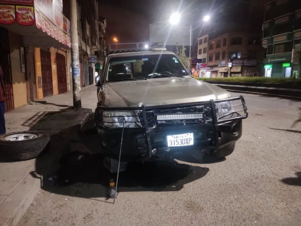 Así quedó el vehículo oficial, tras el accidente que se registró el jueves. Foto: Felcc