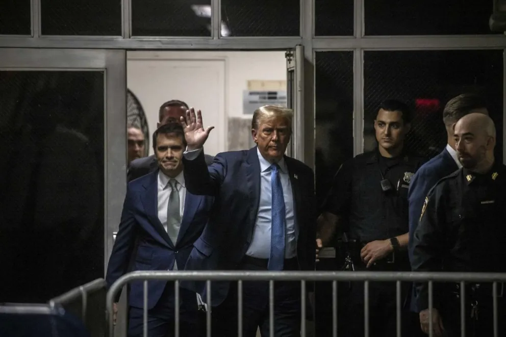 El expresidente estadounidense Donald Trump (centro) regresa a la sala del tribunal después de un receso para almorzar durante su juicio en el tribunal penal de Manhattan, en Nueva York. Foto: EFE