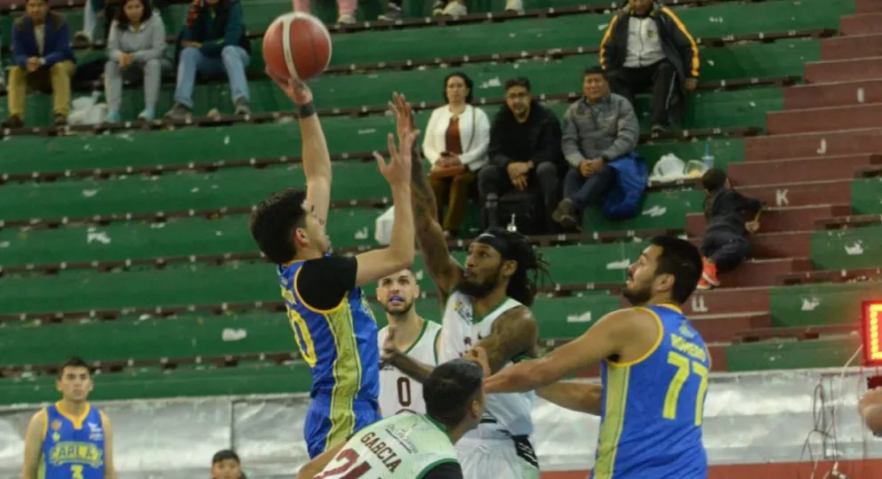 Un jugador de CARL A-Z trata de encestar la pelota ante Básquetbol La Paz. Foto: Andrés Rojas.