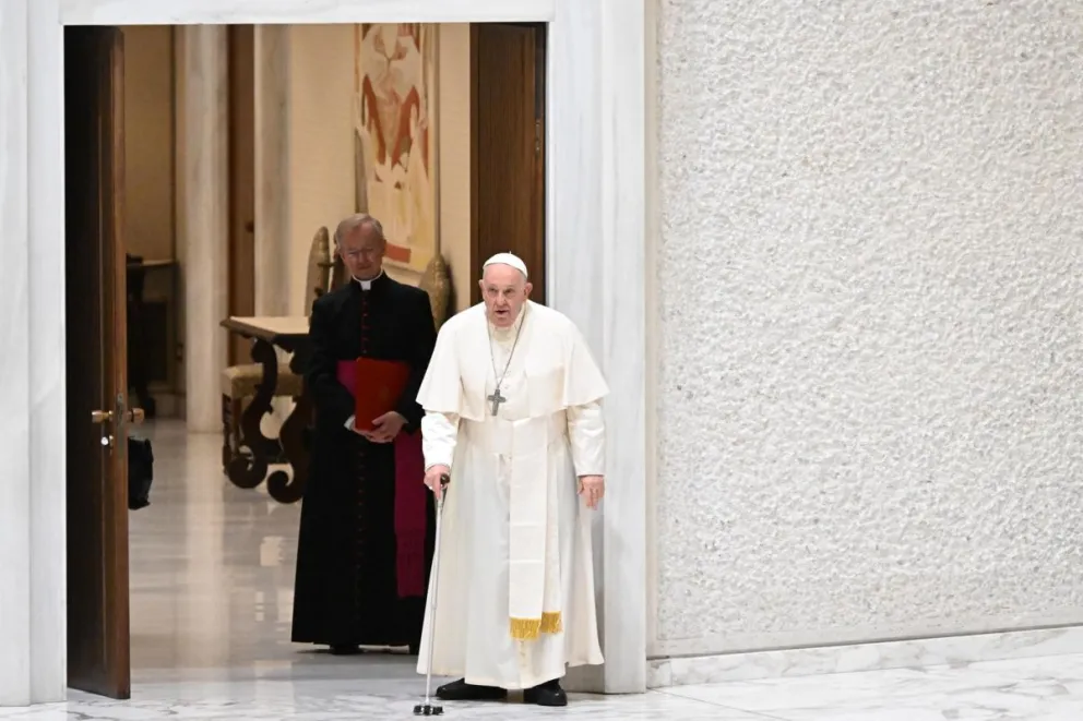 El Papa Francisco llega para asistir a una audiencia con abuelos, ancianos y nietos en el Aula Pablo VI, Ciudad del Vaticano, 27 de abril de 2024. Foto: EFE