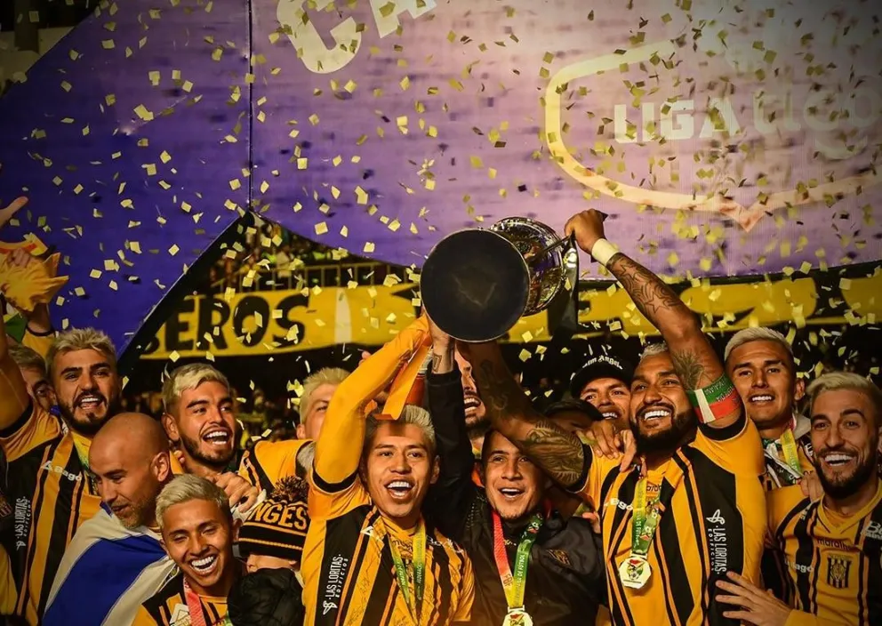 Jugadores de The Strongest festejan el título nacional de 2023. Foto: club The Strongest