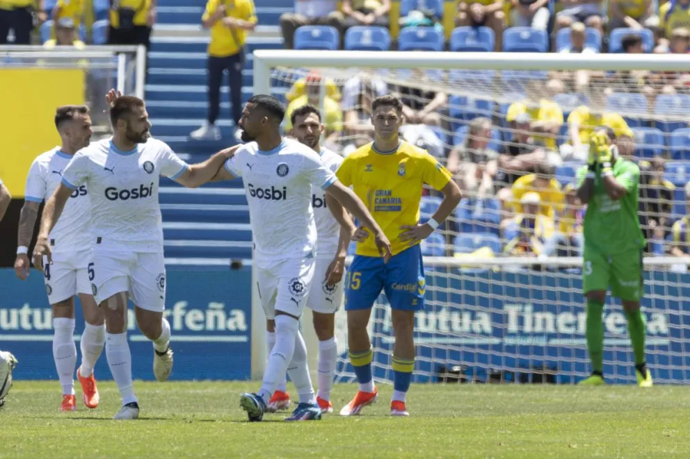 Los jugadores Girona (de blanco) celebran uno de sus goles ante Las Palmas. Foto: EFE.