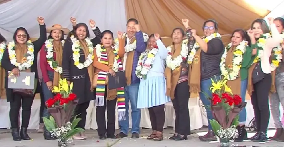 El presidente Luis Arce, se reúne con la  Confederación Sindical de Mujeres de Comunidades Interculturales de Bolivia, antes del Congreso en Tarija. FOTO: ABI 