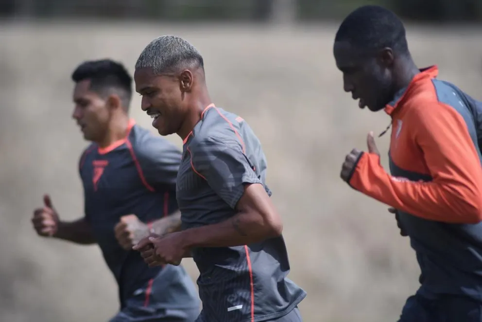 Wesley da Silva junto a Luis Caicedo y Héctor Cuéllar. Foto Always Ready