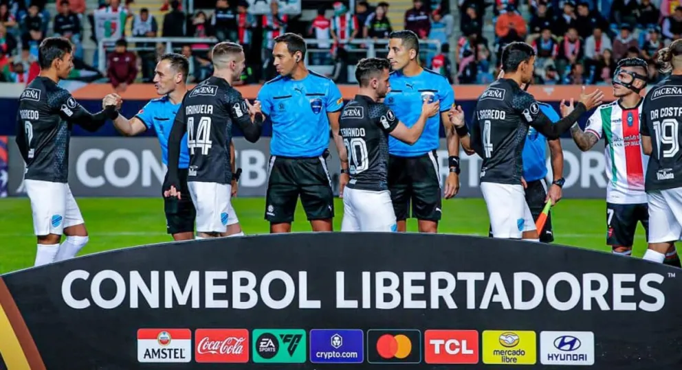El saludo previo al partido entre Palestino y la Academia en Chile. Foto: Club Bolívar.