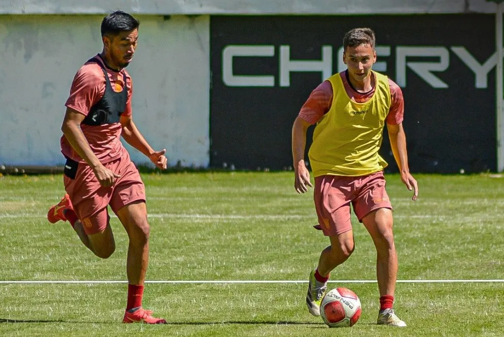 Marcelo Somoya controla el balón marcado por Víctor Cuéllar en la práctica del viernes del Tigre. Foto: club The Strongest
