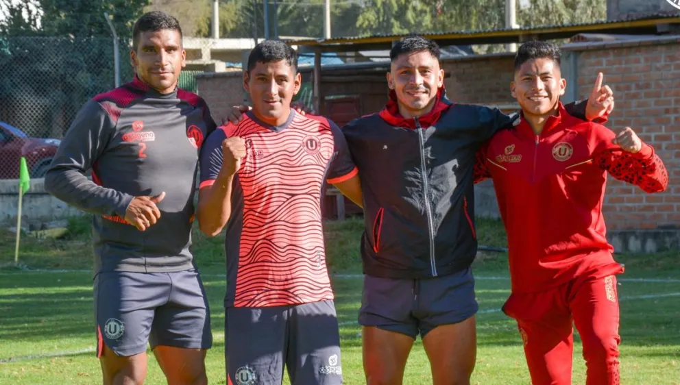 Jugadores de FC Universitario, representante del Trópico de Cochabamba, antes de viajar a La Paz. Foto: Universitario de Vinto