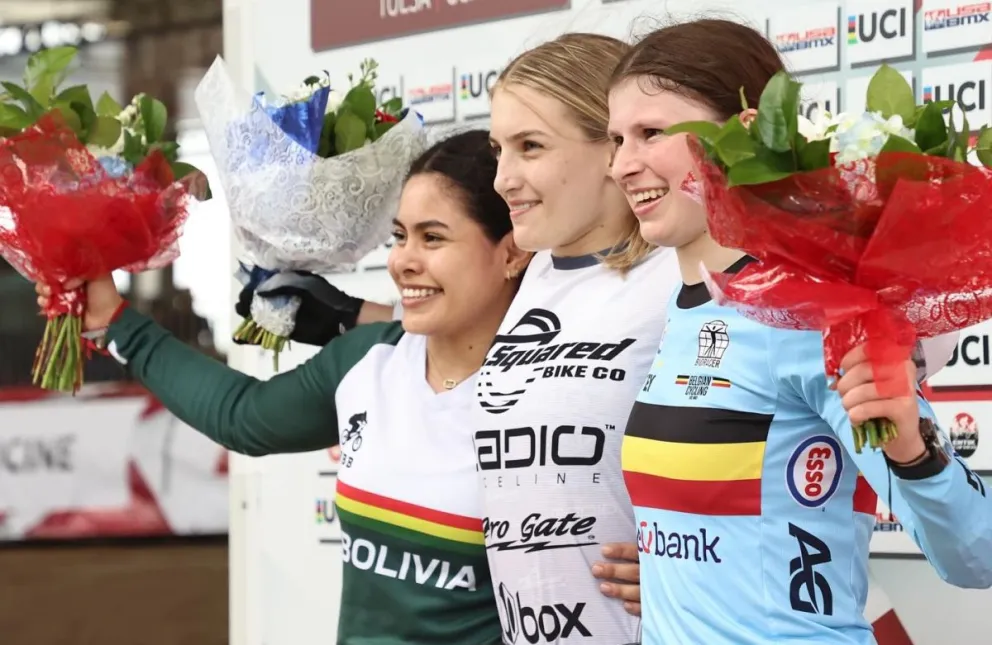 Cristodulo (izq.) en la ceremonia de premiación. Foto: Pull BMX.