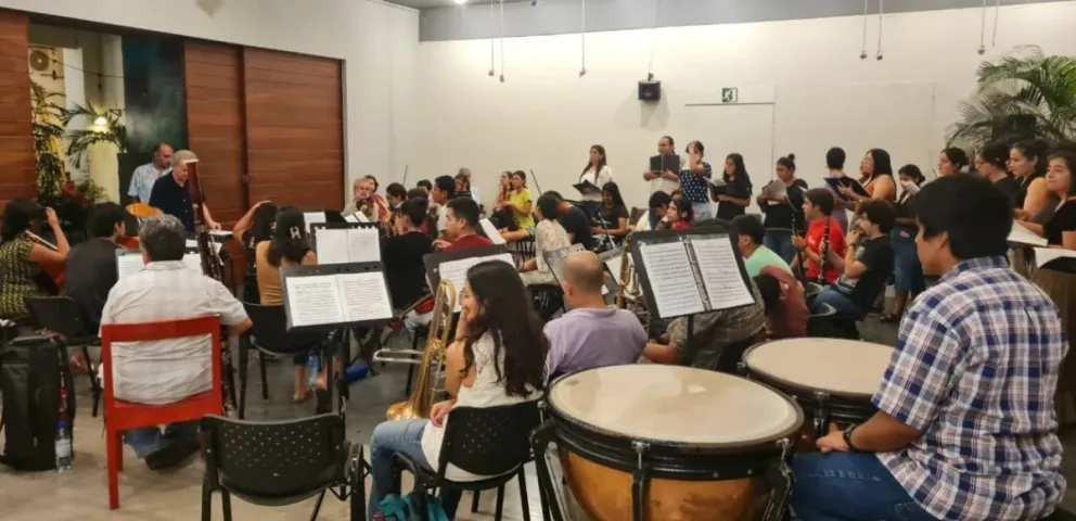 El elenco de a Orquesta Sinfónica Juvenil de Santa Cruz de la Sierra (OSJ). 