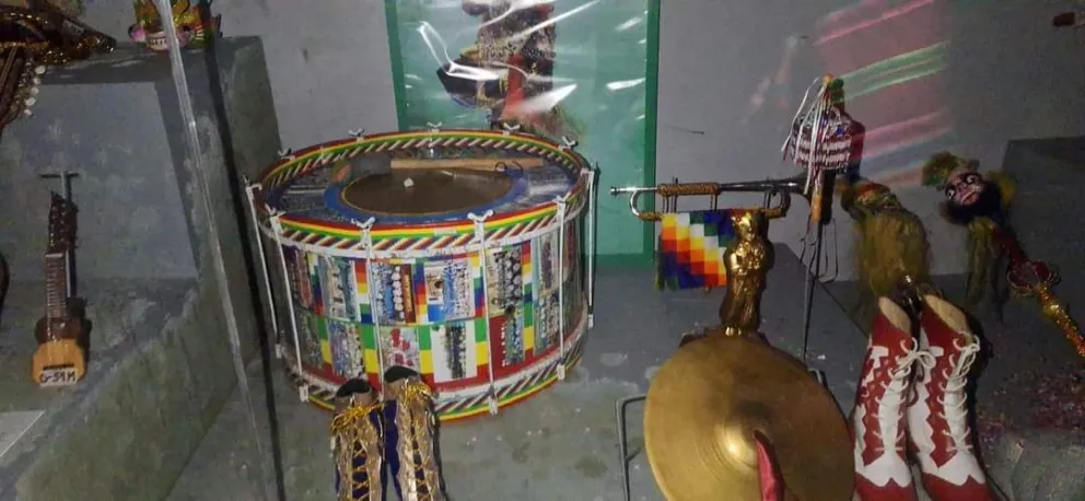 Algunos de los instrumentos musicales que pertenecen a Morales y ya se comenzaron a deteriorar.   FOTO: Cortesía Alberto Astorga.