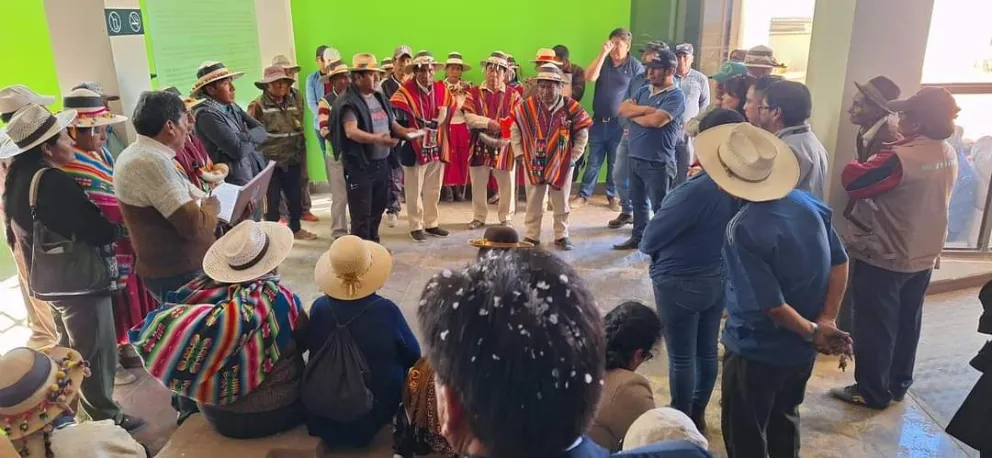 Autoridades de Orinoca, Oruro y el Legislativo hablan sobre la situación del repositorio.    FOTO: Cortesía de Alberto Astorga.