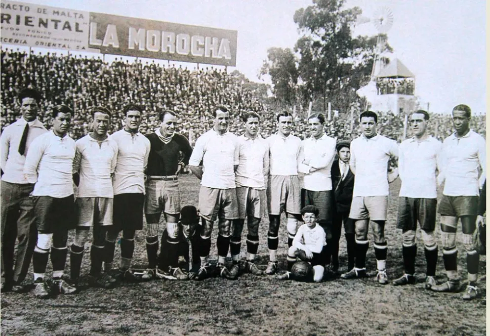 Selección uruguaya que dominó el fútbol en la década del 20. Foto: Libro Conmebol 2001
