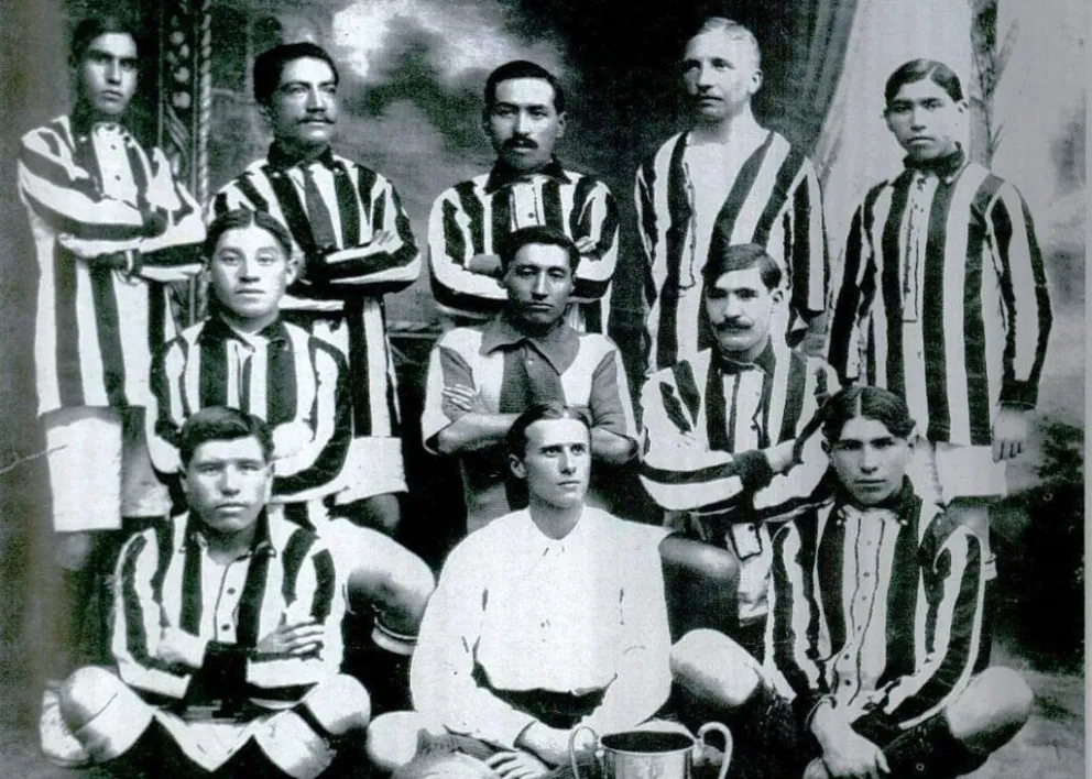 Integrantes del club Oruro Royal, el pionero del fútbol boliviano. Foto: Historia del Fútbol Boliviano