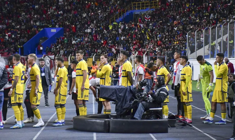 Boca y Nacional Potosí ingresan al campo de juego para la ceremonia previa. Foto: APG