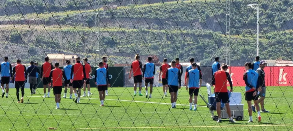 Los jugadores de la Academia durante un entrenamiento en Ananta. Foto: Marcelo Avendaño.