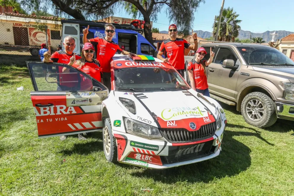 Aguilera con su equipo tras ganar el Rally Andaluz. Foto: Prensa Aguilera.