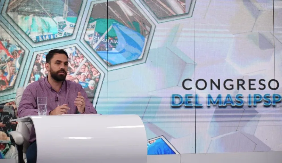 El ministro Eduardo Del Castillo durante su entrevista en el programa dominical de Bolivia Tv. Foto: Bolivia Tv.