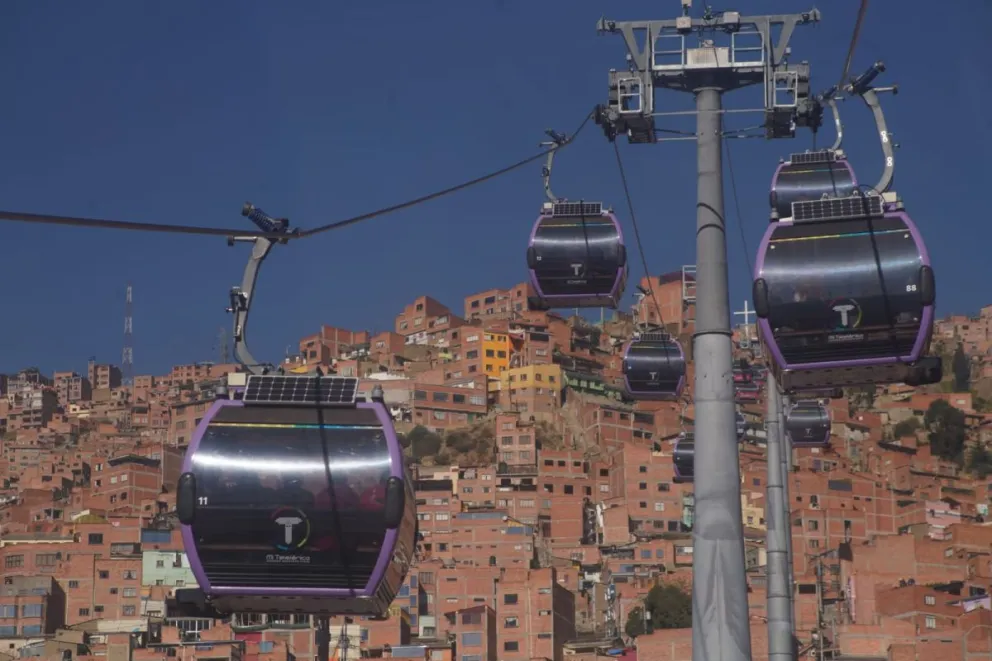 Cabinas de la Línea Morada de Mi Teleférico que llegan hasta la avenida 6 de marzo.   Foto: ABI