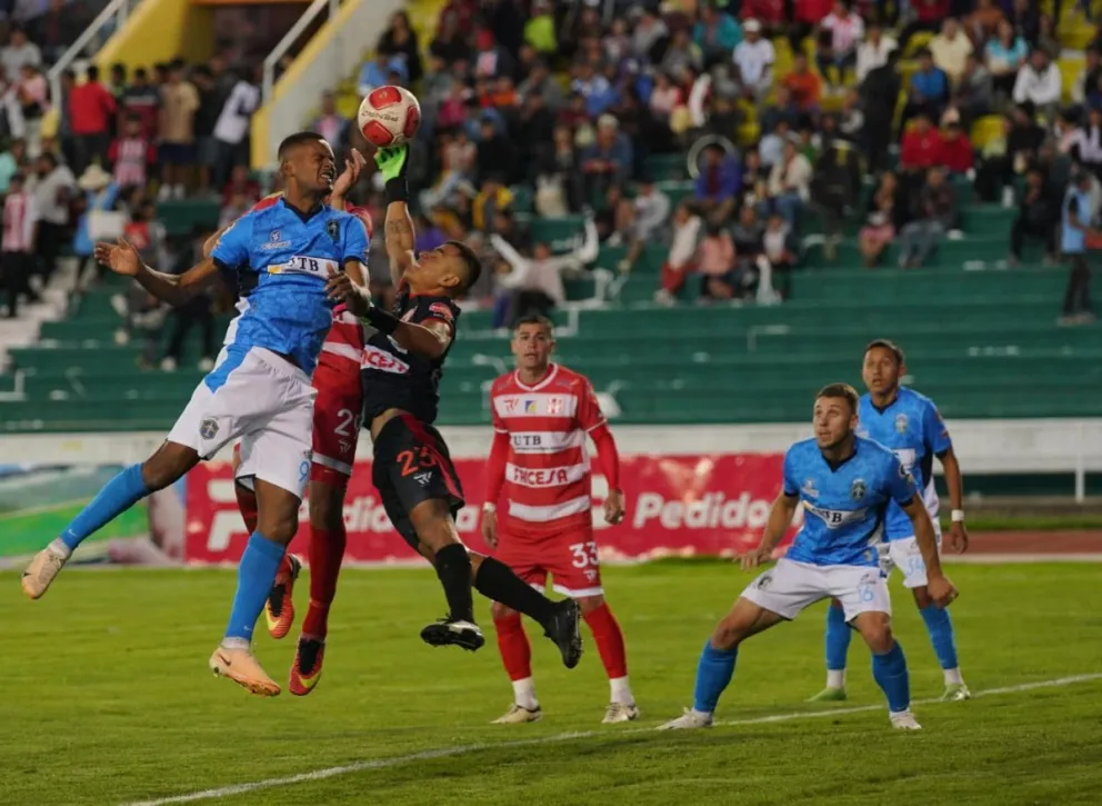 Una incidencia del encuentro entre Independiente y San Antonio Bulo Bulo. Foto: APG