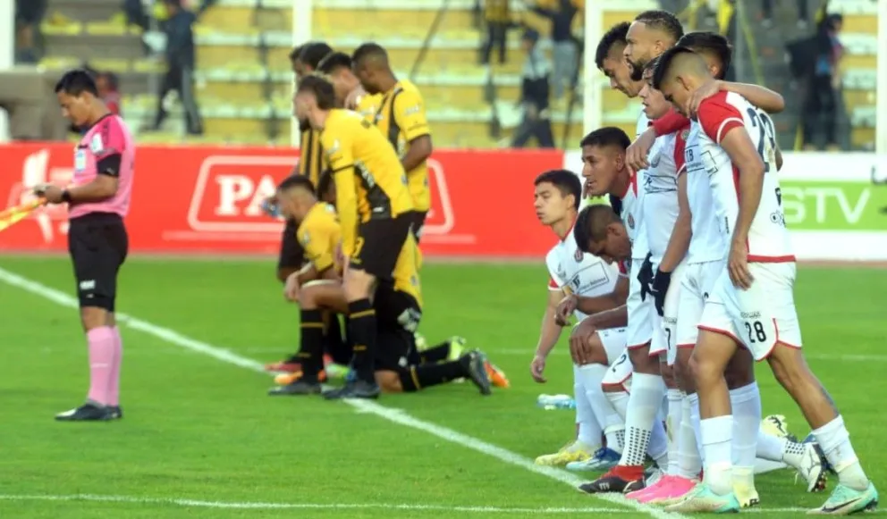 Jugadores de The Strongest y Universitario de Vinto durante la tanda de penales. Foto: Andrés Rojas