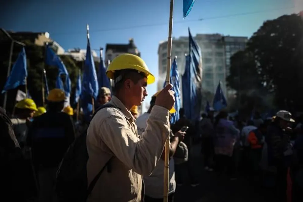 Manifestantes participan en la marcha por el Día Internacional del Trabajo, en Buenos Aires (Argentina). Foto: EFE
