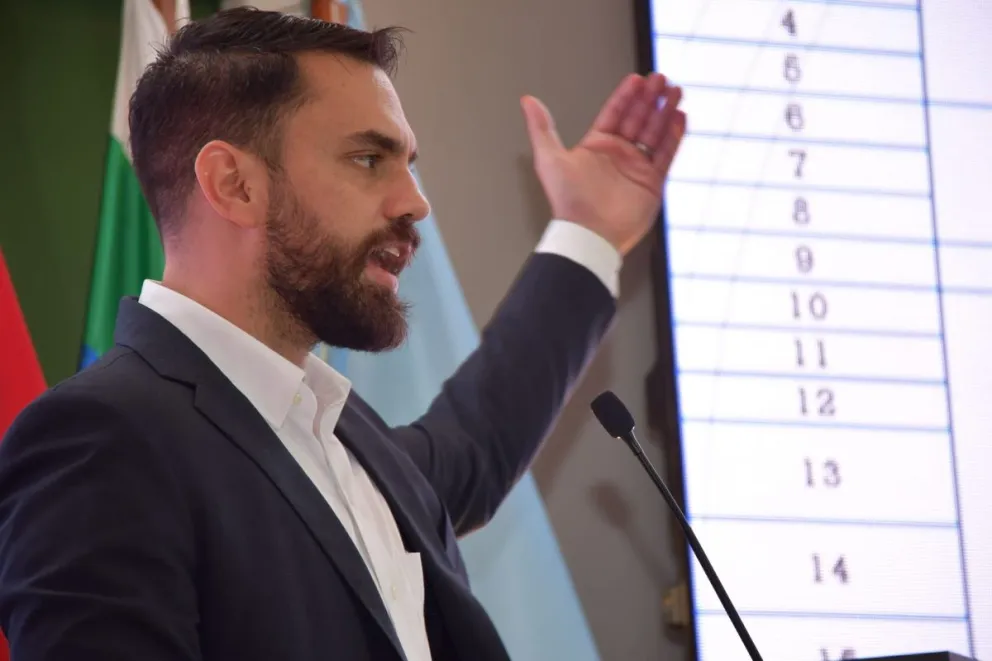 El ministro Del Castillo durante la rendición de cuentas. Foto: Facebook de la autoridad