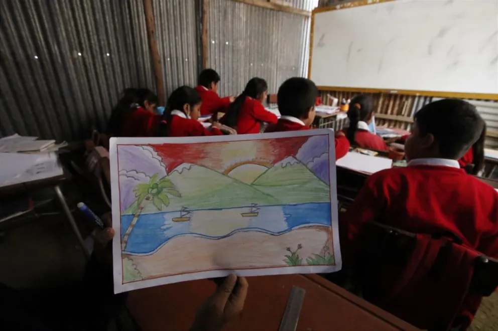Niños pasan clases en una escuela. Foto: APG