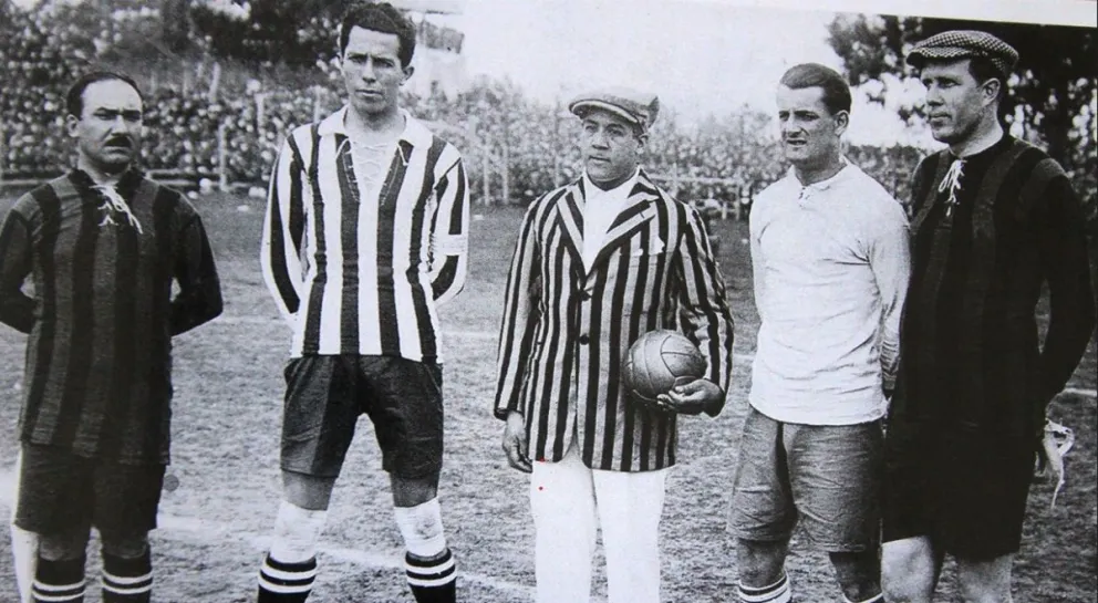 1924: Capitanes Manuel Fleitas de Paraguay y José Nasazzi de Uruguay. Foto: Libro Conmebol 2001