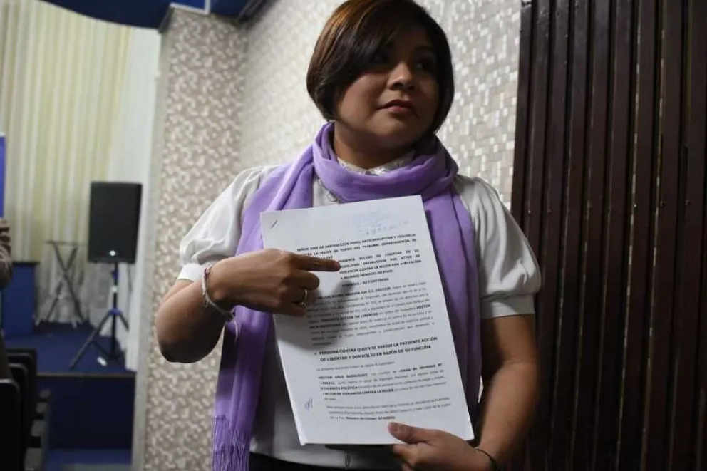 María Nélida Acuña muestra la resolución de la justicia. Foto: ABI