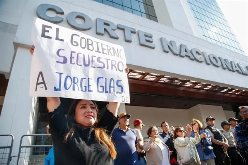 Simpatizantes del exvicepresidente Jorge Glas se manifiestan en los exteriores de la Corte Nacional de Justicia en Quito (Ecuador). Foto: EFE