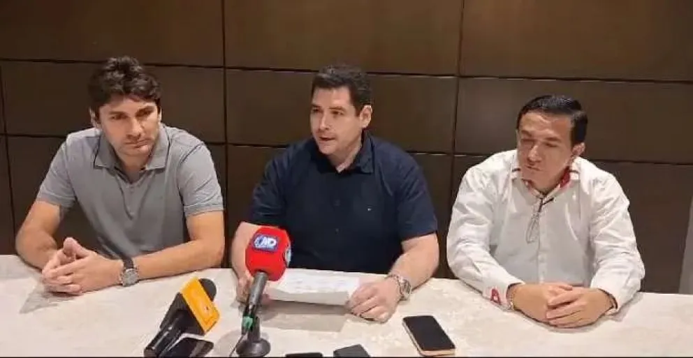 Ronald Raldes (izq.), Sebastián Peña y Mario Chávez en la conferencia de prensa ofrecida el viernes en Santa Cruz. Foto: APG