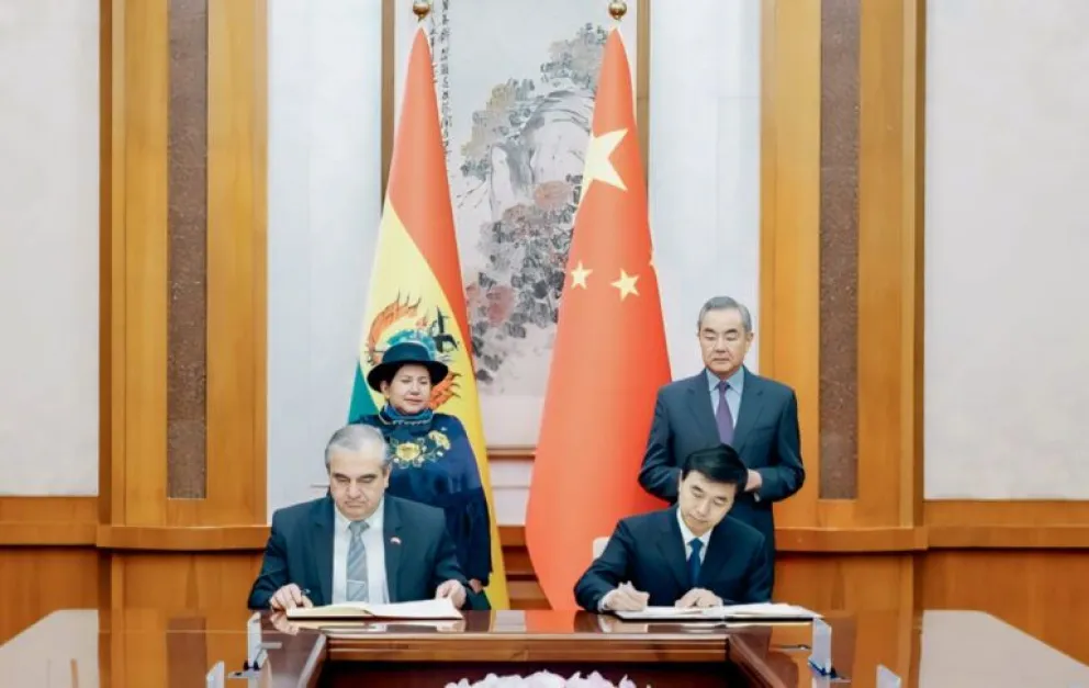 Representantes de Bolivia y de China firman el memorándum. Foto: Cancillería. 